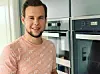 Louis Schaub zeigt seinen Kuchen