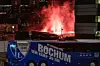 Auch bei der Ankunft des Bochumer Mannschaftsbusses brannte die Pyrotechnik in der Nähe des Millerntor-Stadions lichterloh.