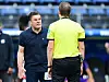 HSV-Trainer Dieter Hecking redet nach dem Schlusspfiff wütend auf Schiedsrichter Martin Thomsen ein