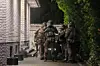 SEK-Kräfte der Hamburger Polizei vor dem Einfamilienhaus am Pezolddamm.