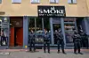 Polizisten vor der Shisha-Lounge an der Wilstorfer Straße in Hamburg-Harburg.