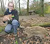 Wildschweine und Pflegerin