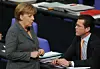 Angela Merkel (CDU) und Verteidigungsminister Guttenberg im Bundestag.