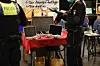 Polizisten neben Pokerchips, McDonald's-Tüten, Geld und Getränke.