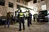 Polizisten stehen vor dem Geschäftsgebäude an der Kedenburgstraße in Hamburg.