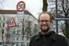 Thorsten Schmidt, Sprecher für Mobilität (Grüne), steht am Eppendorfer Weg.