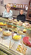 Torten und Kuchen gibt es bei Doris Abt und Gülcan Aytac im „Schmidtchen Caféhaus“.
