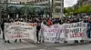 Teilnehmer der Demo auf dem Hamburger Rathausmarkt mit Bannern gegen Verschwörungstheorien.