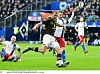 St. Pauli-Stürmer Henk Veerman setzt sich gegen HSV-Kapitän Aaron Hunt durch und trifft zum 1:0 im Derby.