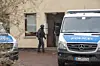 Beamte einer Spezialeinheit vor einem der durchsuchten Objekte.
