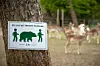 Wildpark Lüneburger Heide mit Schild zu Corona.