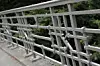 Am Geländer der Eimsbütteler Brücke sind mehrere der umstrittenen Ornamente zu sehen.