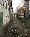 So sieht der Teilabschnitt der Barmbeker Promenade hinterm Zaun aus.