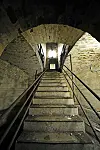 Treppen, die nach oben führen. Das Geländer sieht nicht mehr sehr stabil aus.