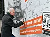 Peter Taschentücher bei Unterschrift