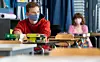 Schüler mit Mundschutz im Unterricht.