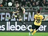 Leo Östigard klärt den Ball vor Baris Atik von Dynamo Dresden