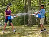 Kinder mit Super Soaker Soakzooka.