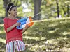 Mädchen mit Super Soaker Twin Tide.