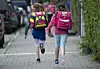Kinder laufen zur Schule.