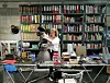 Die Bibliothek des Museums mit der Leiterin Eva Decker, einer gebürtigen Wienerin