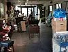 Viele Exponate sind noch in Kartons verpackt. Im Hintergrund Dreharbeiten eines NDR-Film-Teams