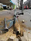 Die Laterne wurde komplett aus der Verankerung gerissen.