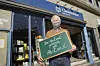 Sönke Christiansen vor seiner Buchhandlung Christiansen in Ottensen. (Archivbild)