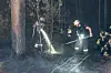 Seit der Nacht löschen Feuerwehrleute Glutnester im Wald nahe der Autobahn 7.