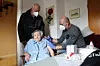 Halligpfleger Thomas Hedderich (rechts) impft die Halligbewohnerin Anke Diedrichsen (92).