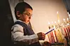 Chanukka: Chaim zündet Kerze ann