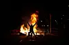 Ein Demonstrant am Feuer während der erneuten Ausschreitungen in Spanien.