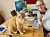 Stephanie Lamprecht mit Bürogenossin auf vier Pfoten.