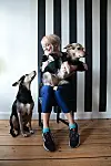 MOPO-Autorin Miriam Kaefert (41) mit ihren Hunden Grobi (l.) und Zumi und den Meerschweinchen Emil und Tiffy.