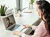 Frau videotelefoniert mit Atemschutzmaske