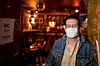 Sebastian (Baster) Rübsam, Inhaber der «Komet Musik Bar» auf St. Pauli, wartet in seinem Lokal auf Gäste.