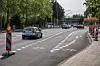 Nach der Umgestaltung liegt der Radweg am Sander Damm in Bergedorf zwischen Fahrbahn und Abbiegier.