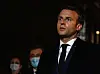 Emmanuel Macron spricht in der Nähe Tatortes nach der brutalen Messerattacke auf einen Lehrer.