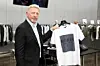 Becker mit Anzug Hemd und Shirt