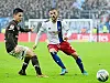 St. Pauli-Profi Ryo Miyaichi im Zweikampf mit HSV-Verteidiger Tim Leibold
