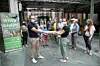 Waldretter übergeben Unterschriften im Bezirksamt Mitte.