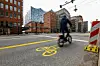 Ein Radfahrer auf der neuen Pop-Up-Bikelane.