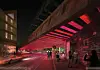 In der Nacht erstrahlt die neue Brücke in einer bunten Farbinstallation.