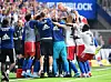 Bakery Jatta (nicht zu sehen) wird von seinem Team nach dem 3:0 für den HSV frenetisch gefeiert.