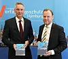 Hamburgs Verfassungsschutz-Chef Torsten Voß und Innensenator Andy Grote (SPD) präsentieren den neuen Verfassungsschutzbericht.