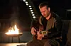 Wahl-Hamburger und Popsänger Sasha spielt am Lagerfeuer in der Barclaycard-Arena nur mit einer Gitarre.