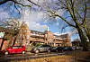 Autos parken vorm Altonaer Kinderkrankenhaus