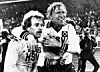 Caspar Memering (l.) und Horst Hrubesch freuen sich über den 5:1-Erfolg gegen Real Madrid.