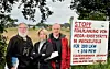 Kämpfen gegen die Raststätte: Rainer Weseloh, Angelika Gaertner und Friedrich Lührs. Im Hintergrund: das Kleine Moor längs der A1. Hier soll der Mega-Rastplatz hin.