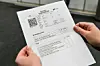 Kommt mit der Post: Der Zettel, der zur Impfung berechtigt.